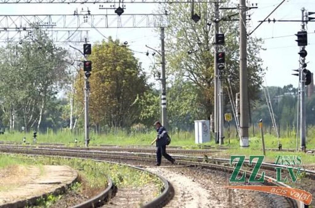 Lien zem vagoniem, lai šķērsotu sliedes