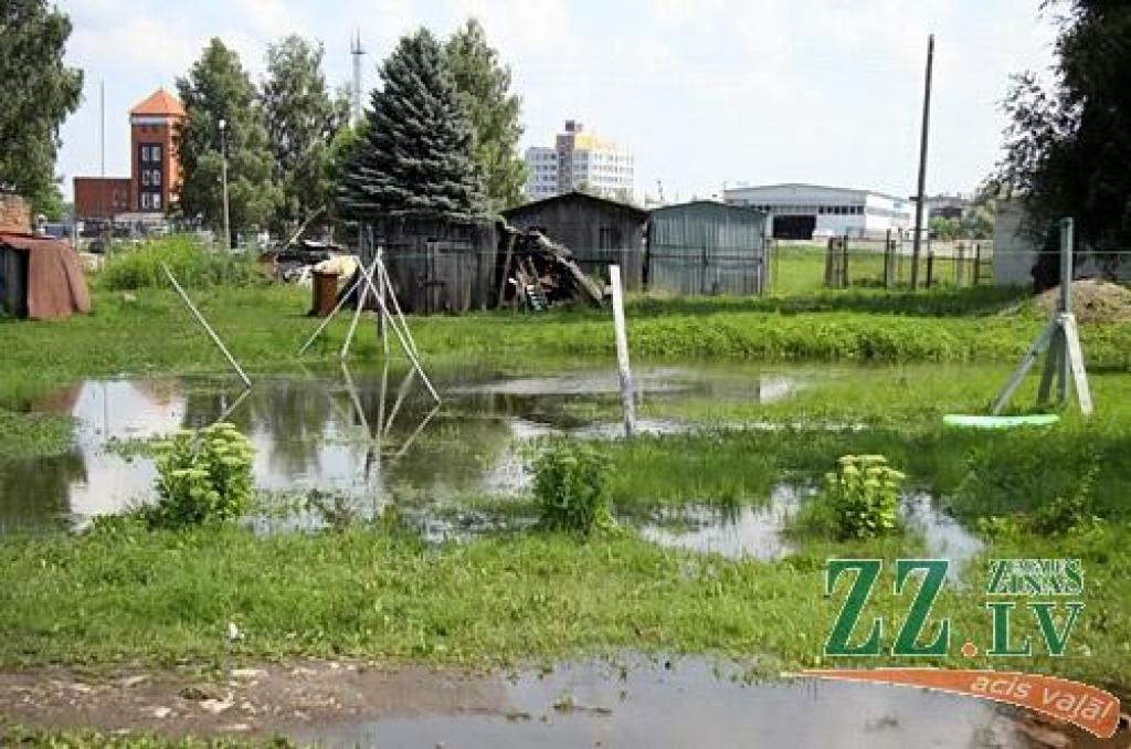 Daudzdzīvokļu mājas pēc lietusgāzēm īpaši nav cietušas