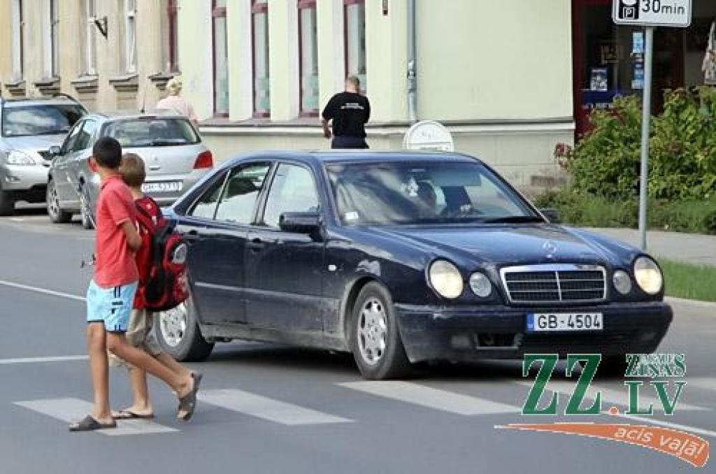 Mātera ielā pie krustojuma ar Raiņa ielu uzstādīs pagaidu ātrumvaļņus