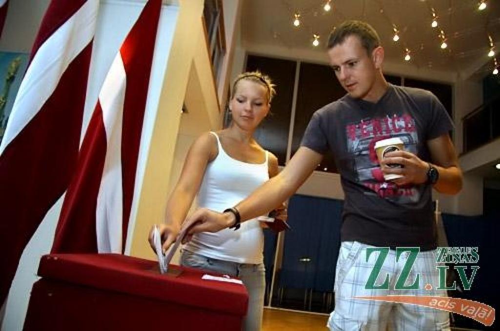 FOTO: Pie urnām dodas, lai «labotu vēlēšanās pieļautās kļūdas» un parādītu, ka spēks tautas rokās