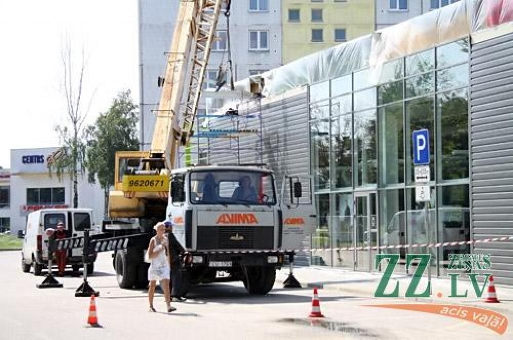 Lietus dēļ Rīgas ielas «Maximai» ap 100 latu zaudējumi, bet IKI pludo gan grīda, gan griesti