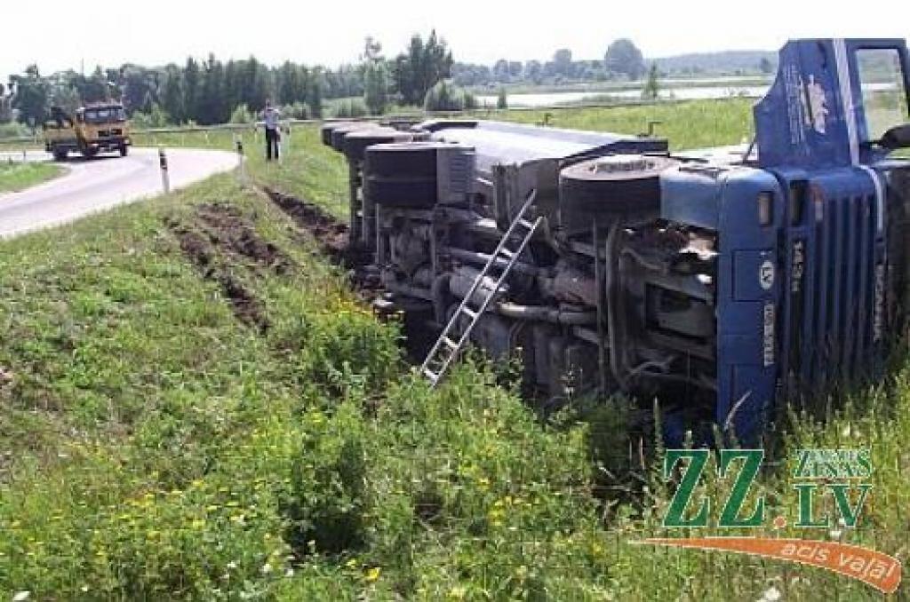 Uz apvedceļa apgāžas «smagais», jo šoferim iedzēlis kukainis