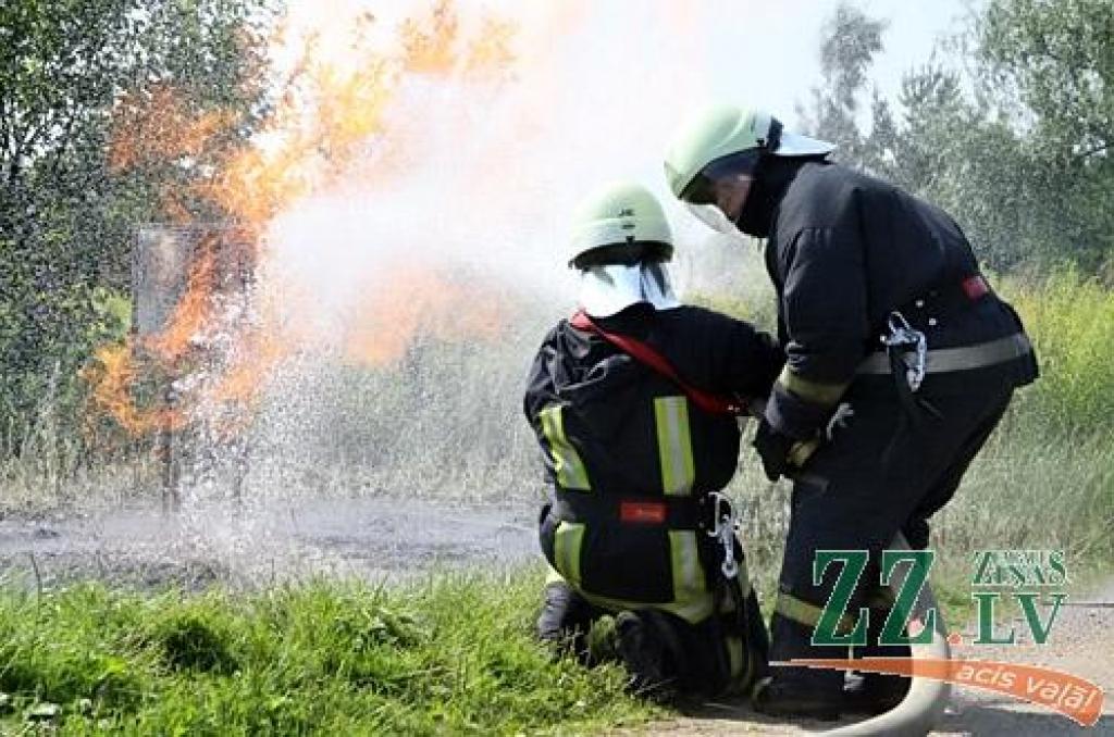 Mācās dzēst noplūdušas gāzes ugunsgrēku (ar foto)