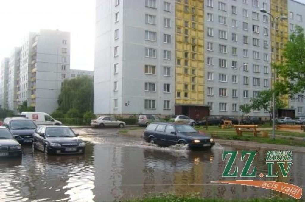 Bērni peldas lielajās peļķēs pagalmos; bez elektrības vairāki desmiti klientu