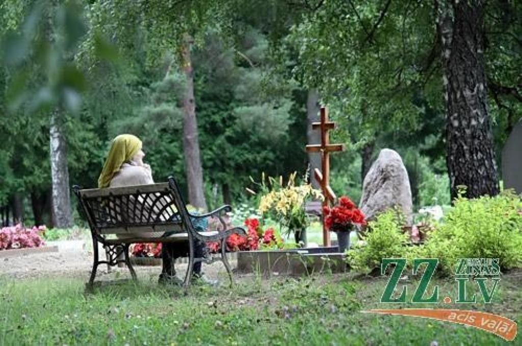 Ceturtdien «Zemgales Ziņās»: Mazmājiņu grib arī kapos; pārģērbšanās kabīnes jau sabojātas, atkritumi izbirst zem urnas