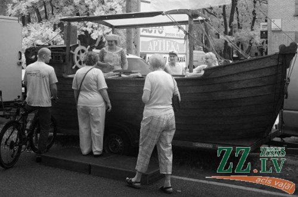 Hercoga Jēkaba tirdziņā tirgos no sauszemes laivas