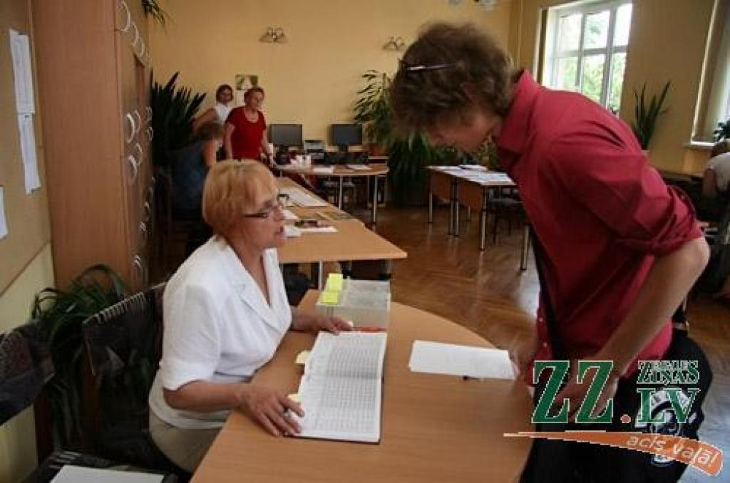 Ceturtdien «Zemgales Ziņās»: Labākie rezultāti – Valsts ģimnāzijā; stipendiju apcirpšana «simtlatniekus» no darba neattur