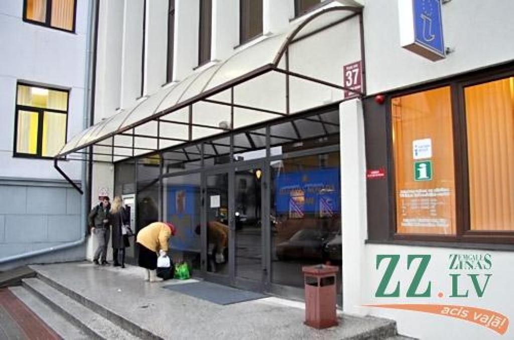 Novada «darba sapulcē», kuras dēļ iedzīvotāju tikšanos nācās rīkot Vilcē, patukša zāle; jurists cenšas aizraidīt presi