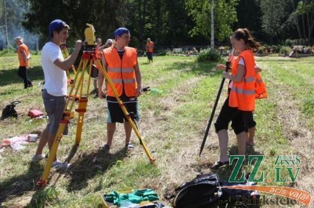 LLU studenti veido veco Gulbenes kapu karti