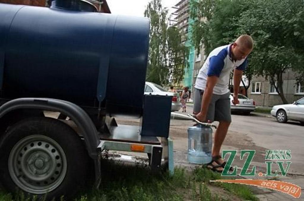 Māras ielas pirmajam namam atslēdz auksto ūdeni; apsaimniekotājs vaino pašvaldību (papildināta ar foto)