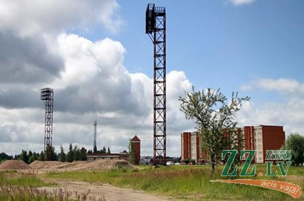 Tribīnes novāktas; tiesvedība turpinās
