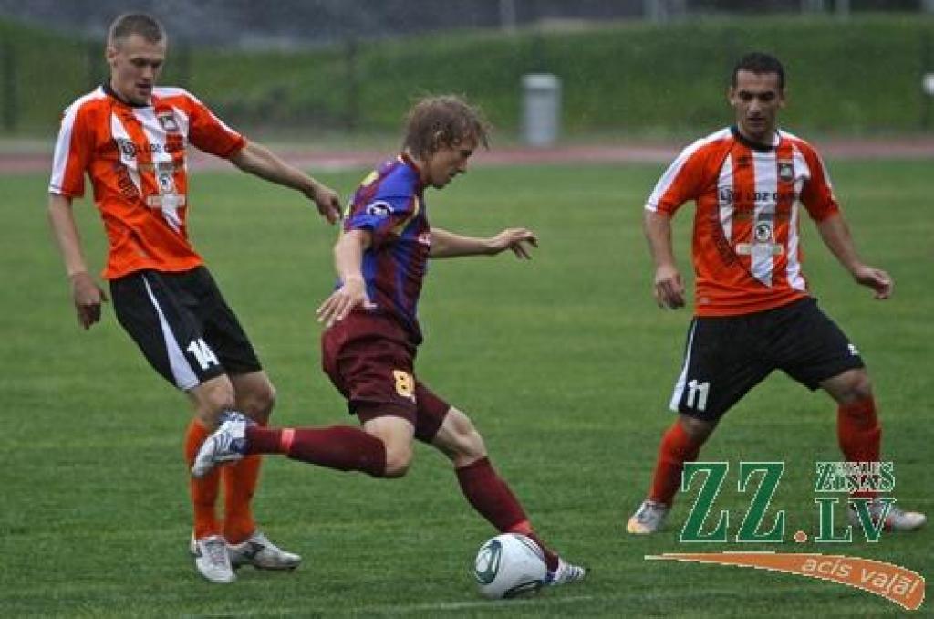 Futbols. FK «Jelgava» intriģējošā spēlē pārspēj sāncenšus no FB «Gulbene» – 3:1 (ar foto)