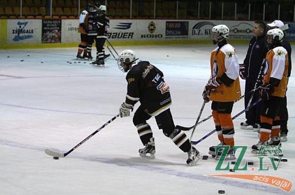 Hokejs. Jelgavas ledus hallē treniņnometni vada NHL spēlētāji un treneri