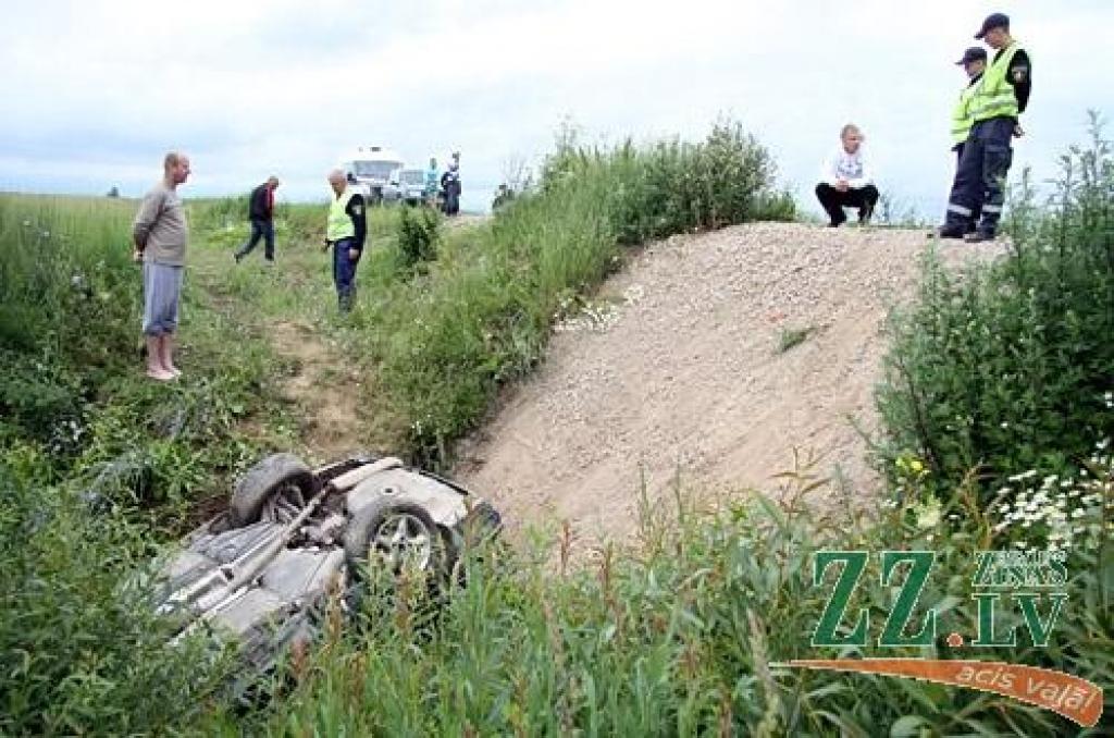 Dzērumā apmetas uz jumta un iekrīt grāvī; sieviete ar politraumām slimnīcā