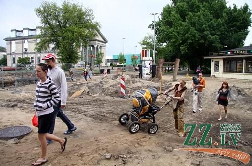 Atgādinās būvniekiem, ka saraktos krustojumos gājējiem jānodrošina pārejas