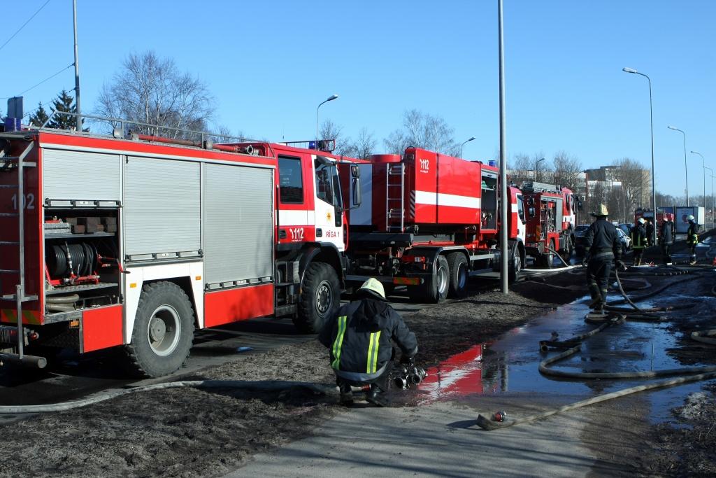 Ugunsgrēka dēļ Rīgas centrā naktī evakuēti 17 cilvēki