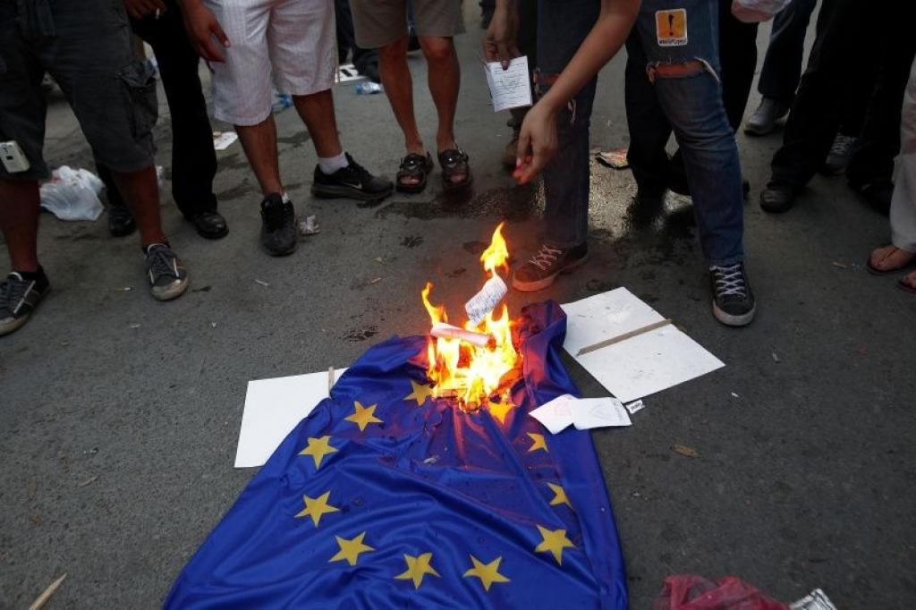 Kipras parlaments atbalsta glābšanas programmu; protestētāji dedzina ES karogus