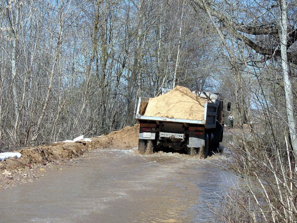 Latvijā joprojām slēgti vairāki applūduši ceļi