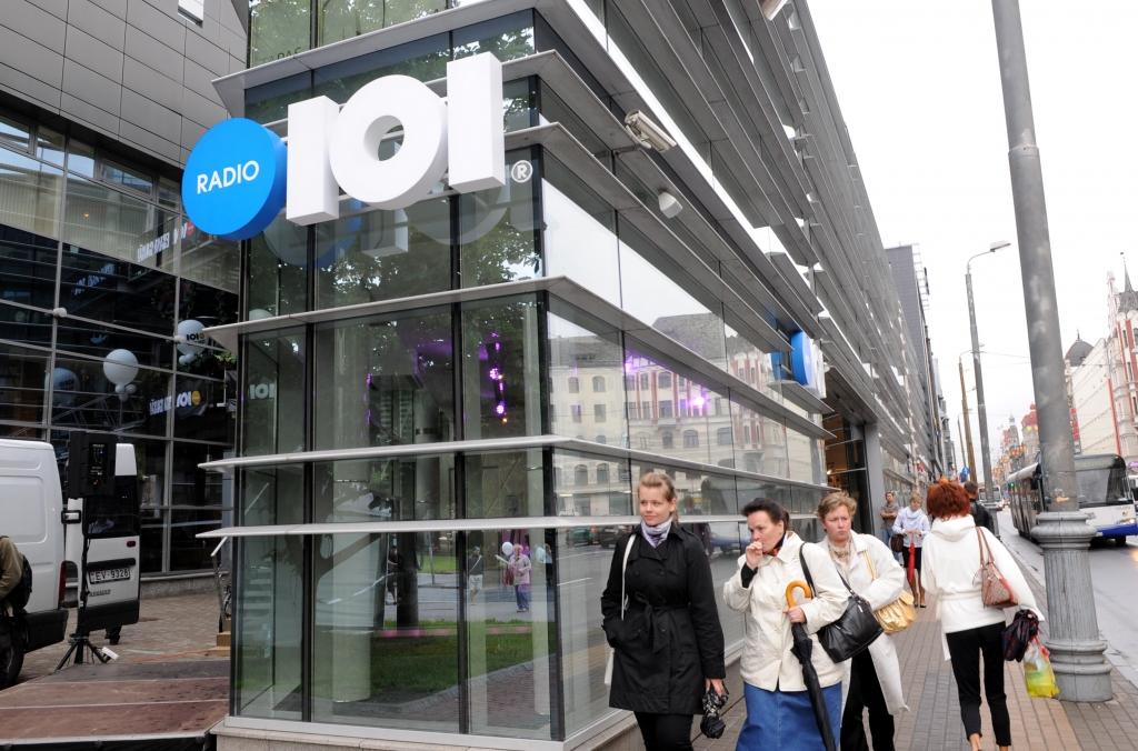 Pēc pārdošanas izsolē Radio 101 izsludinājis lokautu un skandina vienu dziesmu