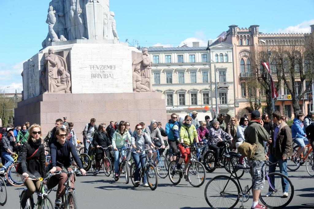 Papildināta (15:41) - Ap 1000 velosipēdistu piedalās nesankcionētā braucienā pa Rīgas ielām Kritiskā masa