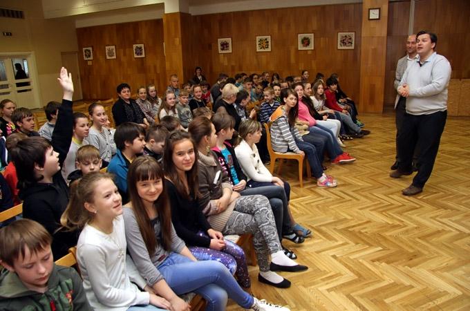 FOTO: Skolēni atvērti diskutē par ES pamattiesībām