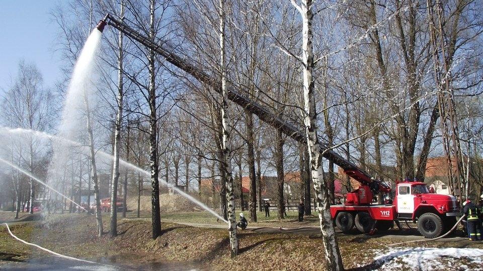 Foto: Ugunsdzēsēju mācības naftas bāzē Jelgavā