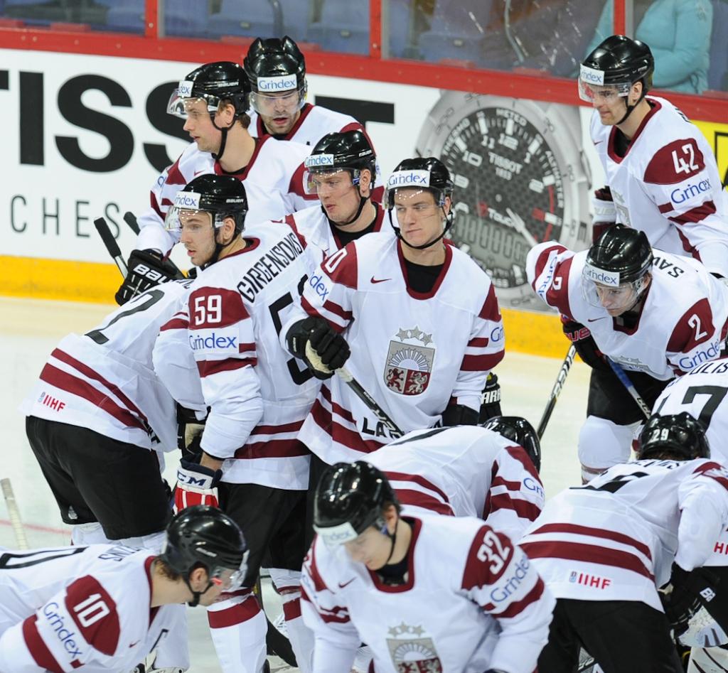 Latvijas hokejisti pēc 14 gadu pārtraukuma zaudē Austrijai pasaules čempionāta spēlē