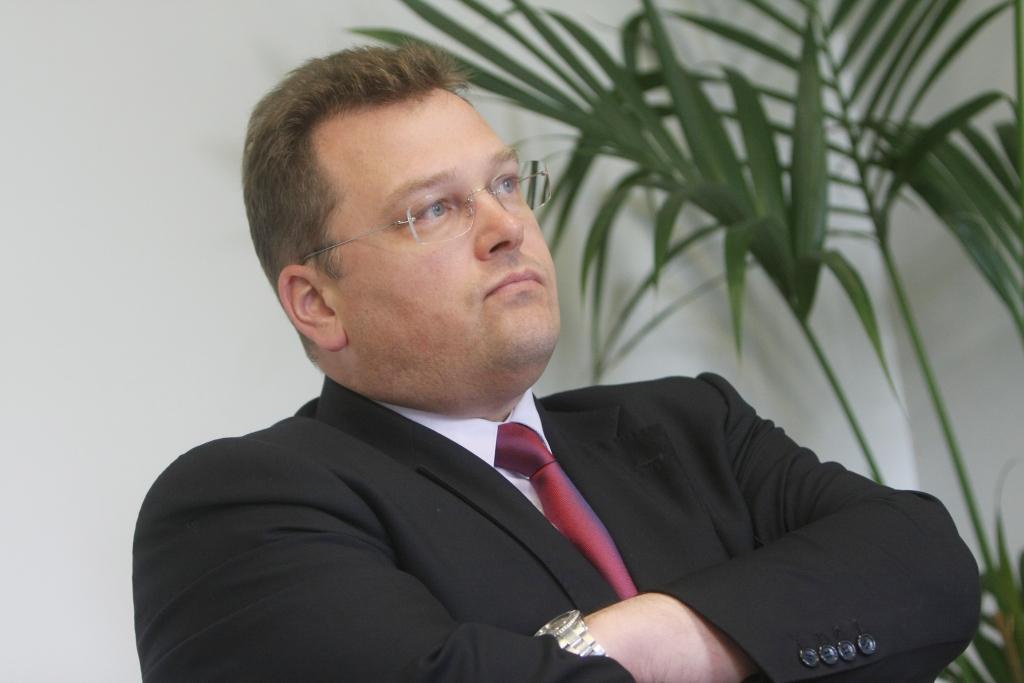 Eksperts: Valdības rīcība, piesaistot finanšu konsultantus bez konkursa, ir nepareiza