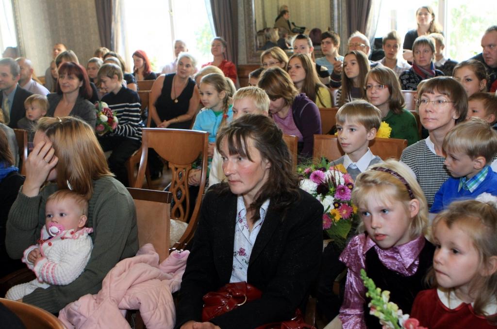 papildināta (17:09) - Daudzbērnu ģimeņu goda kartes - vienīgā Saeimas atbalstu guvusī iniciatīva demogrāfijas atbalstam