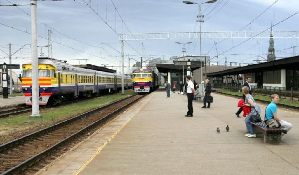 Papildināta - paaugstinās peronus 13 stacijās Jelgavas un Jūrmalas virzienos