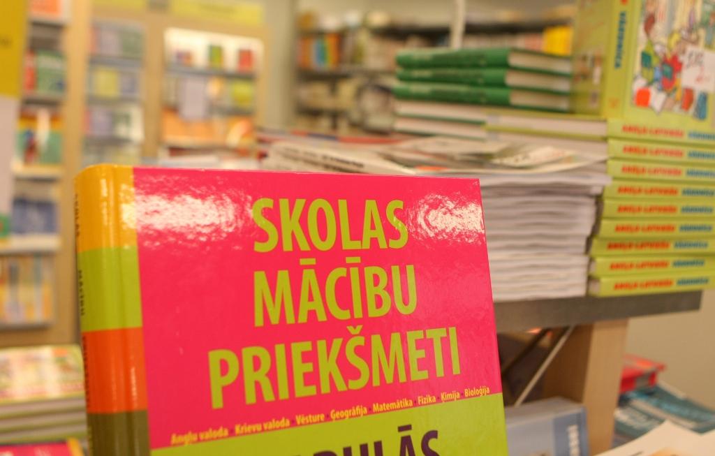 Grāmatas neatļautā publicēšanā vainotais skolotājs izlīgst ar Apgādu Zvaigzne ABC