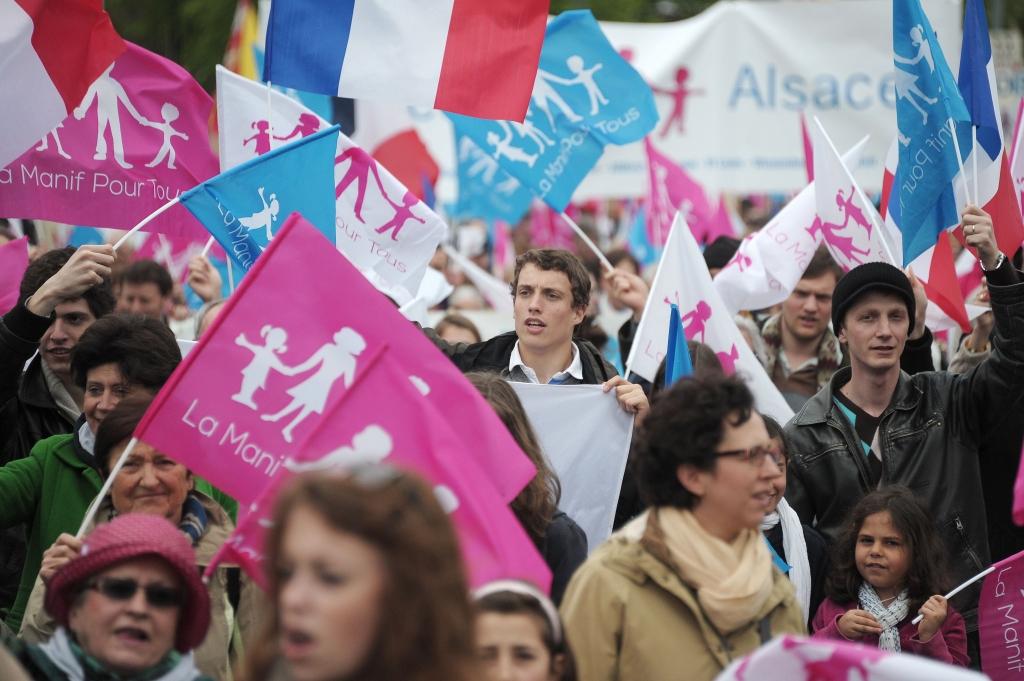 Francija legalizē viendzimuma laulības; oponenti gatavojas protestiem