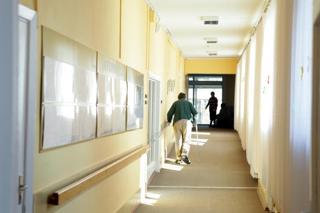 Nespējot ievērot higiēnas prasības, pārtrauc uzņemšanu 17 sociālo aprūpes centru filiālēs