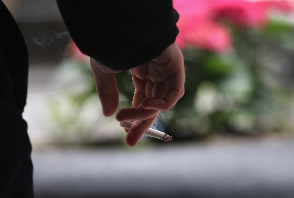 Saeima smēķēšanu bērnu klātbūtnē pielīdzina vardarbībai