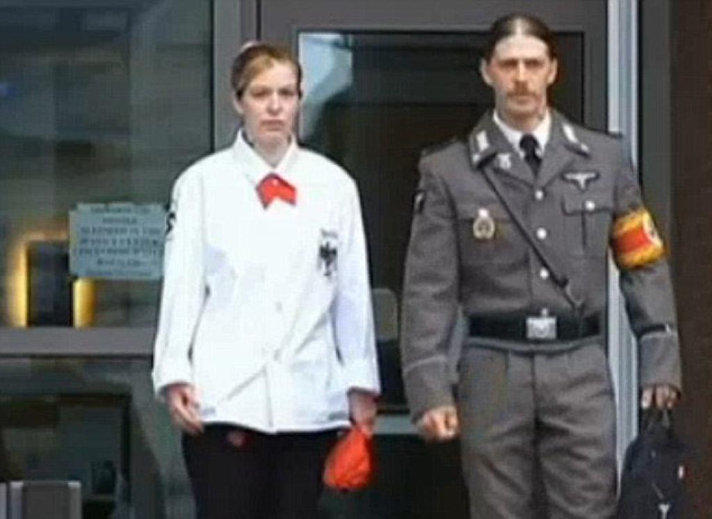 Mazā Hitlera tēvs nacistu uniformā cenšas pārliecināt tiesu, ka ir labs tēvs