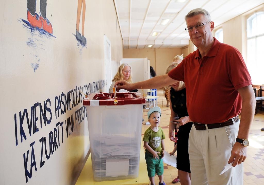 Zatlers mudina ziedot partijām, jo demokrātija maksā naudu