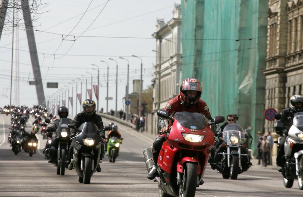 Dažāda smaguma traumas guvuši vairāki motociklisti