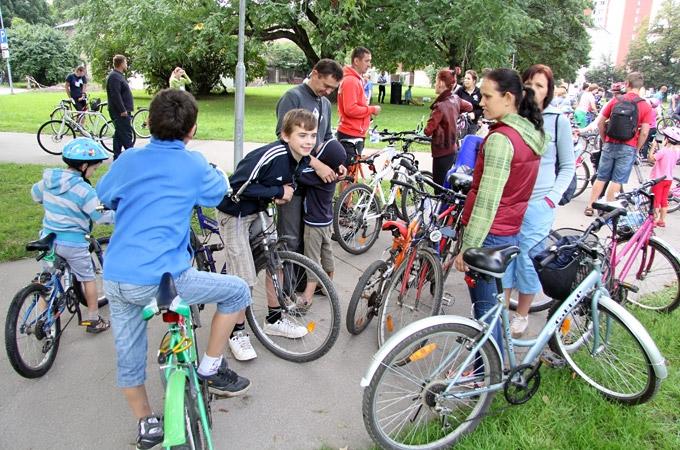 FOTO: Simtiem jelgavnieku vienojas velobraucienā