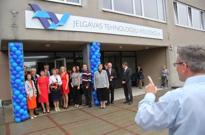 FOTO: Tehnoloģiju vidusskolas lielie sola sargāt mazos