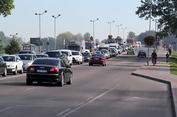 FOTO: Lielās ielas asfaltēšanas darbi apgrūtina nokļūšanu pilsētas centrā (papildināts)