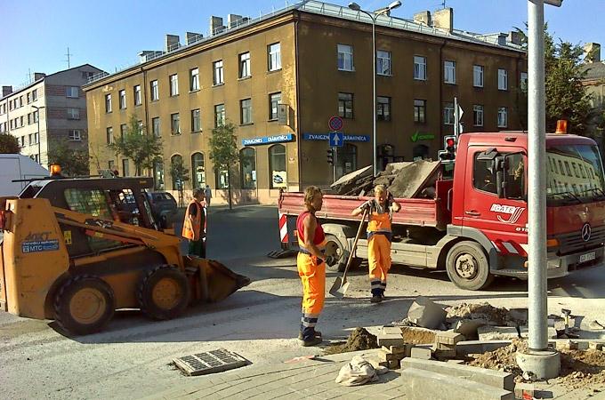 Asfaltēšanas darbi Lielajā ielā turpināsies trešdien; slēgs posmu no Pasta līdz Pētera ielai