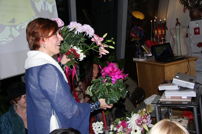 FOTO: Māksliniece Daiga Latkovska prezentē jaunu tērpu kolekciju