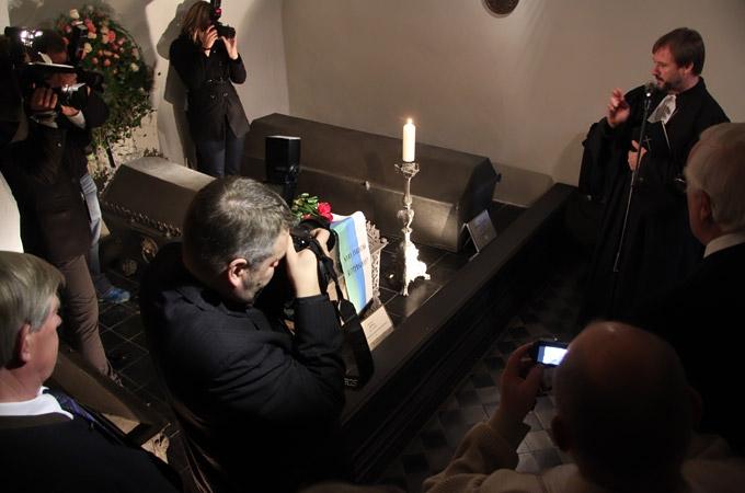 Kapenēs apskatāms restaurētais Kurzemes hercogienes Annas sarkofāgs (ar foto)