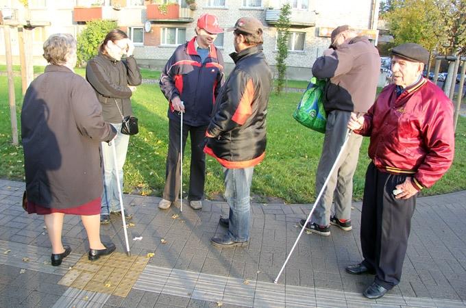 FOTO: Balto spieķi ignorē arī «ātrā palīdzība» un autoskolu mašīnas