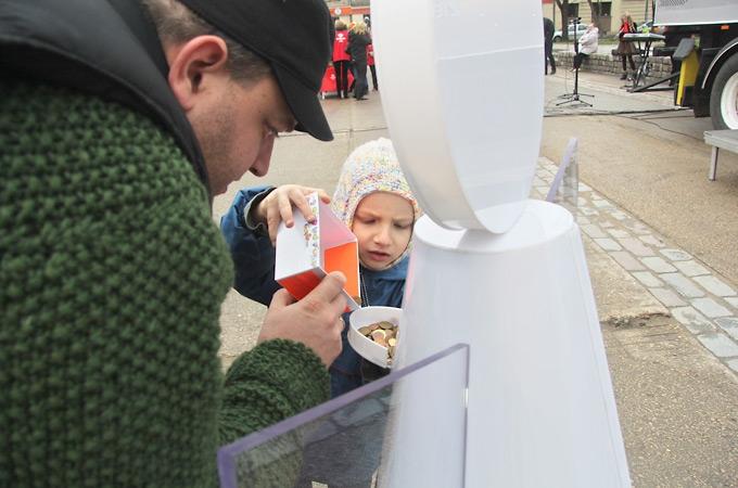 Foto: Tukšo krājkasītes, lai palīdzētu citiem