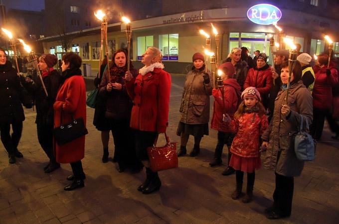 Foto: Tūkstošiem uguņu Lāčplēša dienas lāpu gājienā