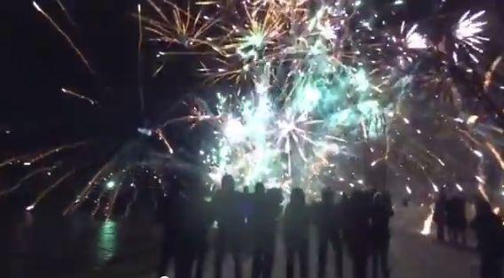 Salūta dzirksteles lido cilvēkos; pašvaldība aicina pašus domāt par drošību