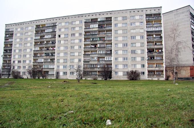Iedzīvotāji sūdzas par piemēslotu pļavu Ganību ielā