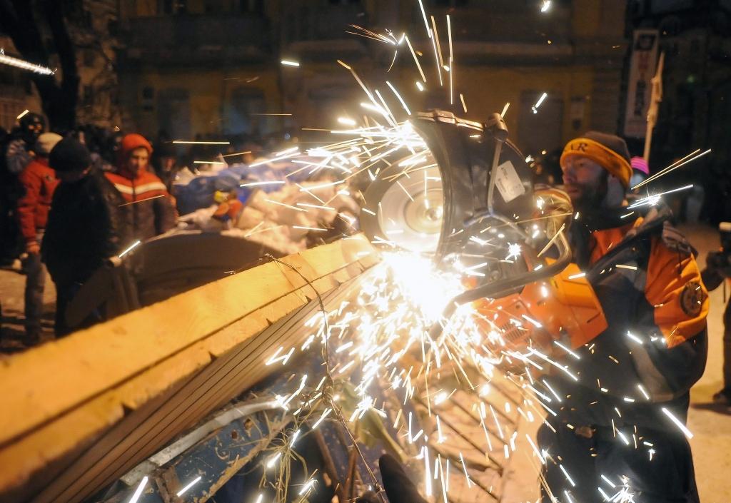 Milicijai izdevies novākt protestētāju barikādes Kijevas centrā; notikušas arī sadursmes