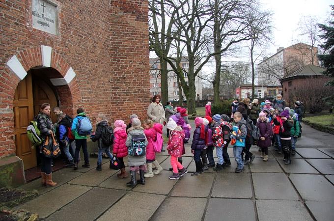 FOTO: Svētbrīdī iesvēta 4.sākumskolas jauno karogu